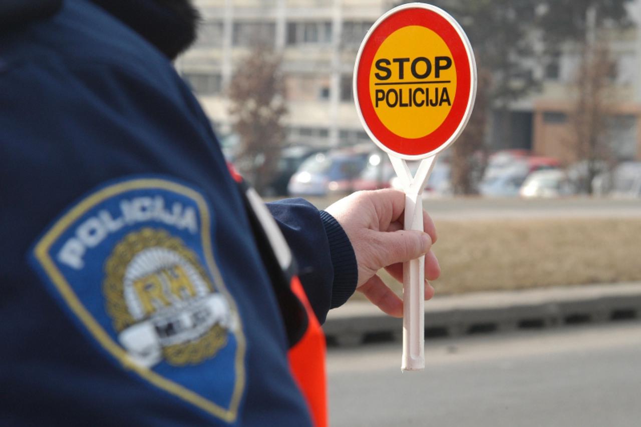 \'auto zagreb, 14.02.2006.  prometna policija, kontrola brzine, radar  ,    snimio Patrik Macek\'