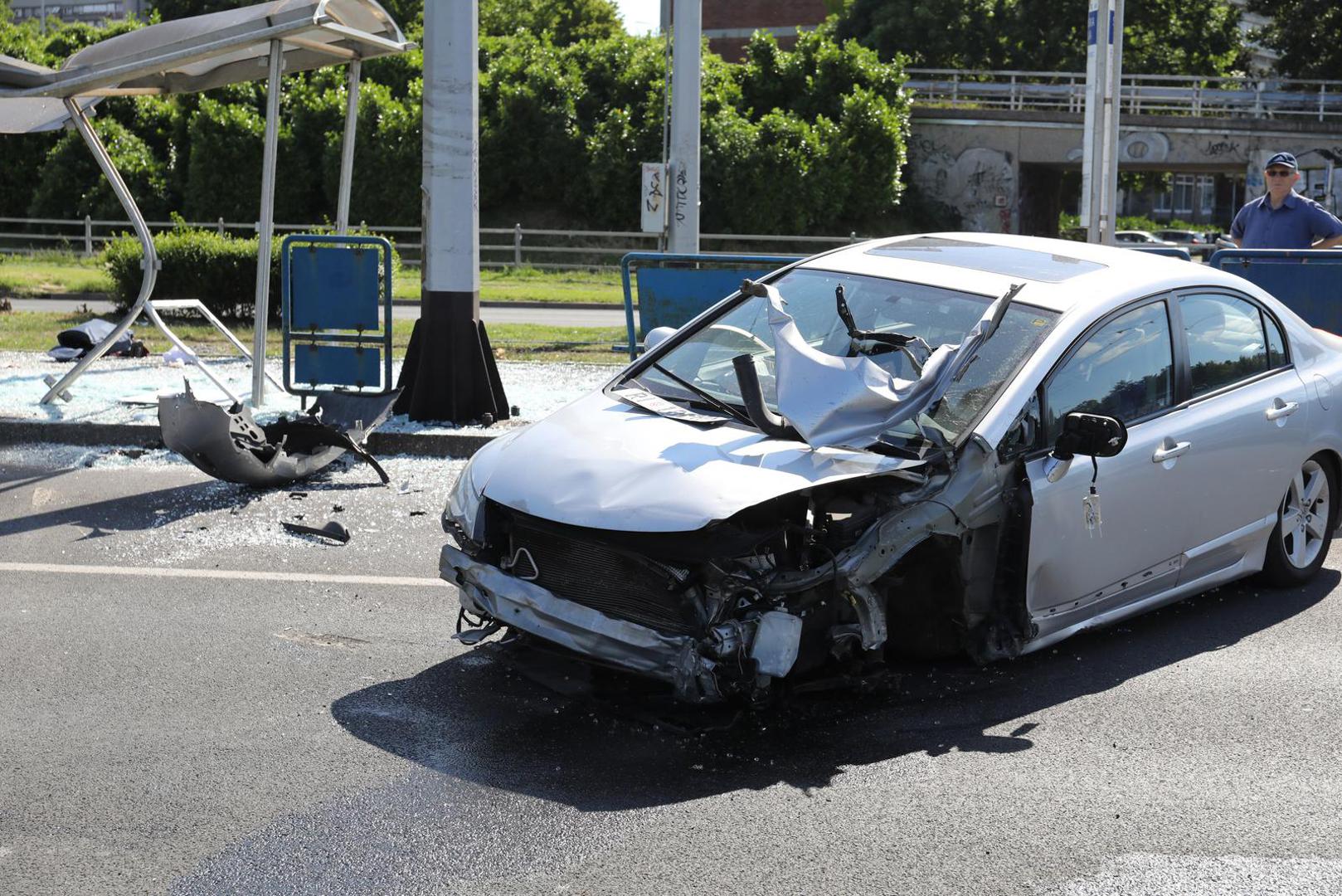 11.06.2022.,Zagreb - Vise ljudi ozlijedjno je u teskoj nesreci na Aveniji Marina Drzica .Vozac je automobilom pokupio tramvajsku stanicu na kojoj je bilo pjesaka Photo: Emica Elvedji/PIXSELL