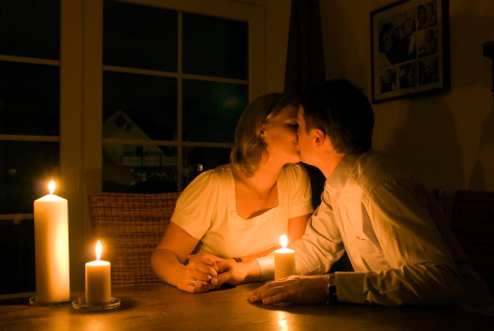 Romantični izlazak – Čak 50 posto žena priznalo je kako im romantična večera može popraviti raspoloženje kada je u pitanju seks.