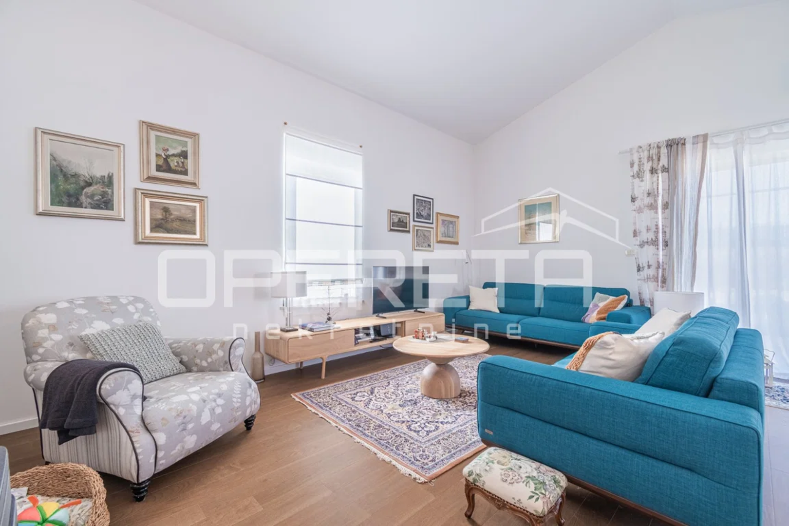 U dvorištu se nalaze dva parkirna mjesta te lijepo uređen vrt koji upotpunjuje ambijent i osigurava mir i privatnost.