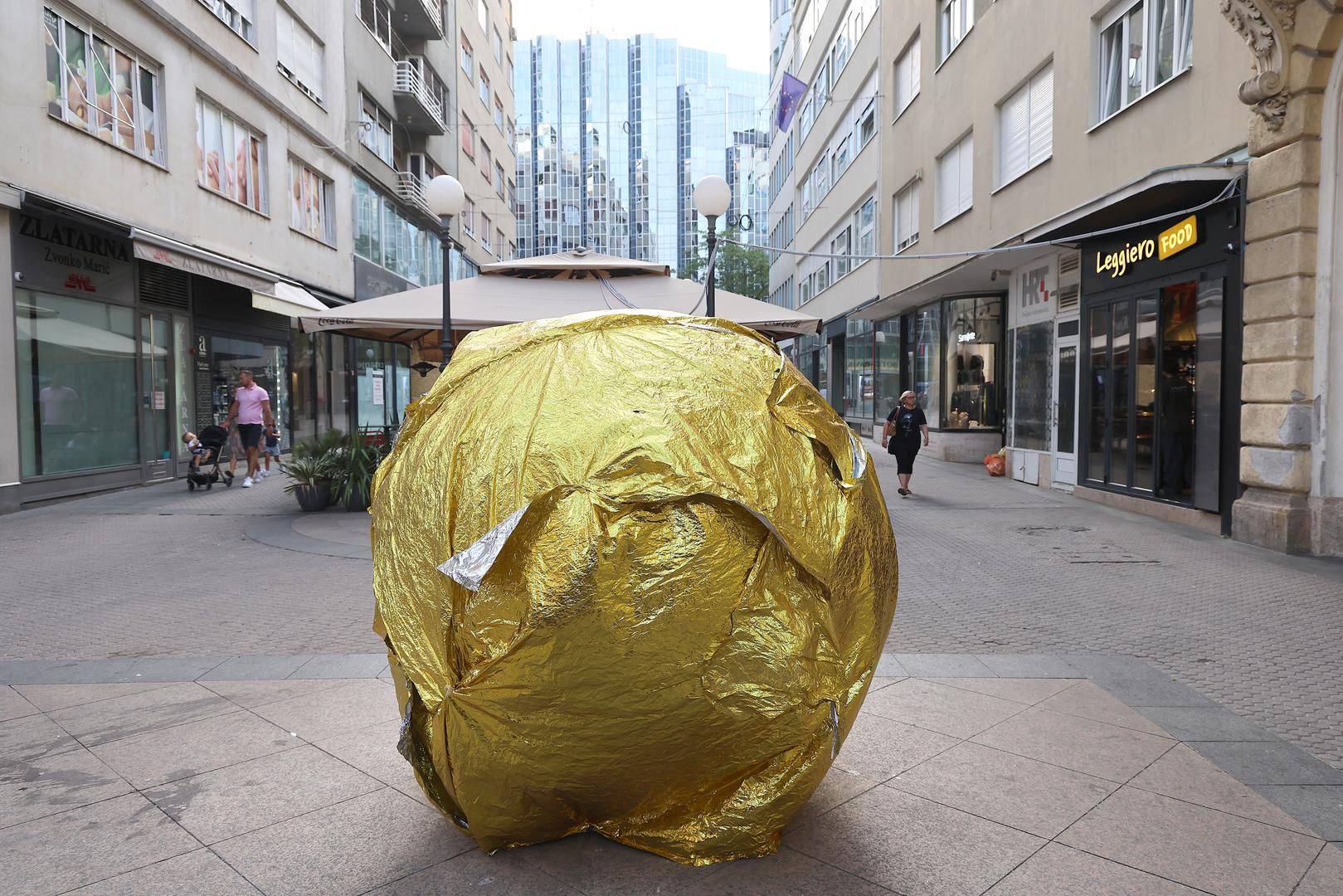 Jedna je to od najpoznatijih hrvatskih skulptura, "Prizemljenog Sunca" Ivana Kožarića. Izradio ga je 1971. godine u sklopu zagrebačkog salona, a prvotno je bio postavljen kao instalacija na pješačkom trokutu ispred HNK.