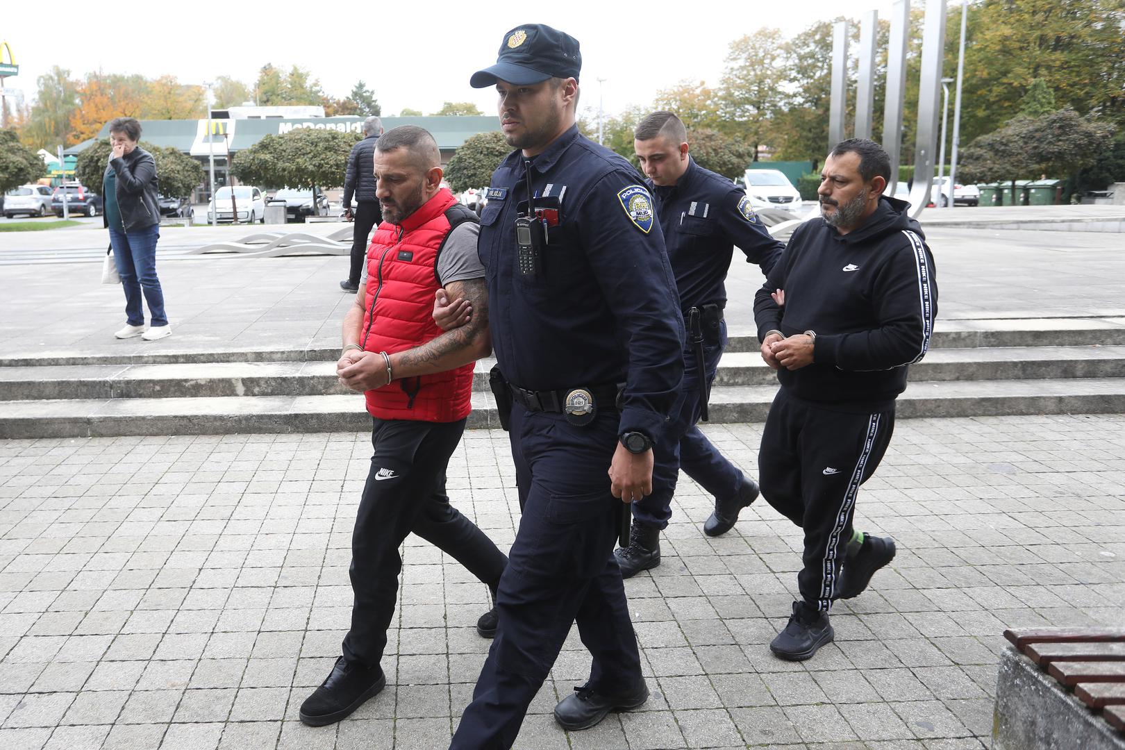 Dvojica muškaraca, 42-godišnjak iz Bosne i Hercegovine i 44-godišnjak iz Italije, sumnjiče se da su organizirali i izveli dvije spektakularne pljačke kombija za prijevoz novca u Zagrebu i Karlovcu, tijekom kojih su ukrali više od 300.000 eura.

