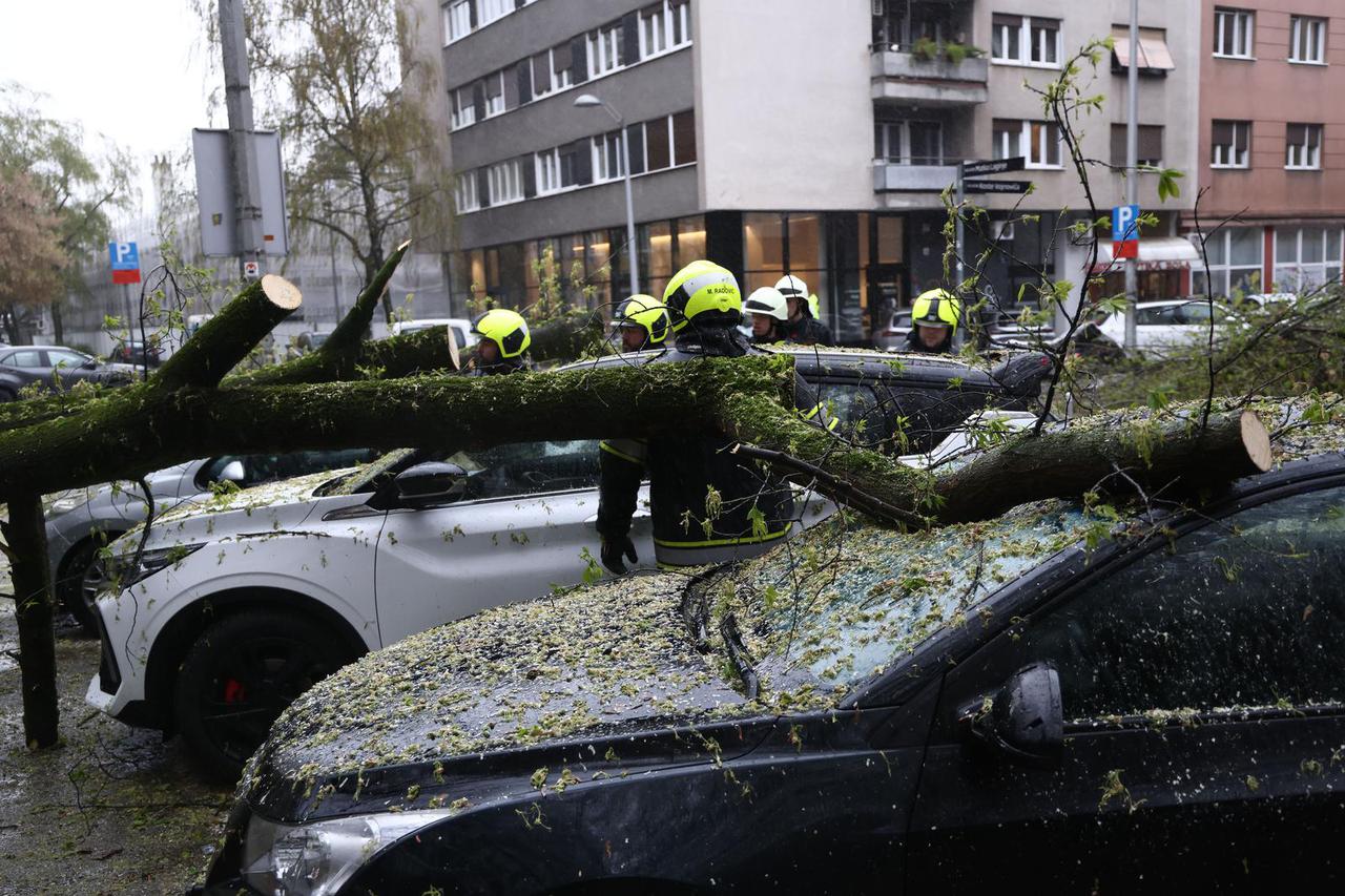 Zagreb:  Nevrijeme i jak vjetar ruše drveće koje pada po automobilima 