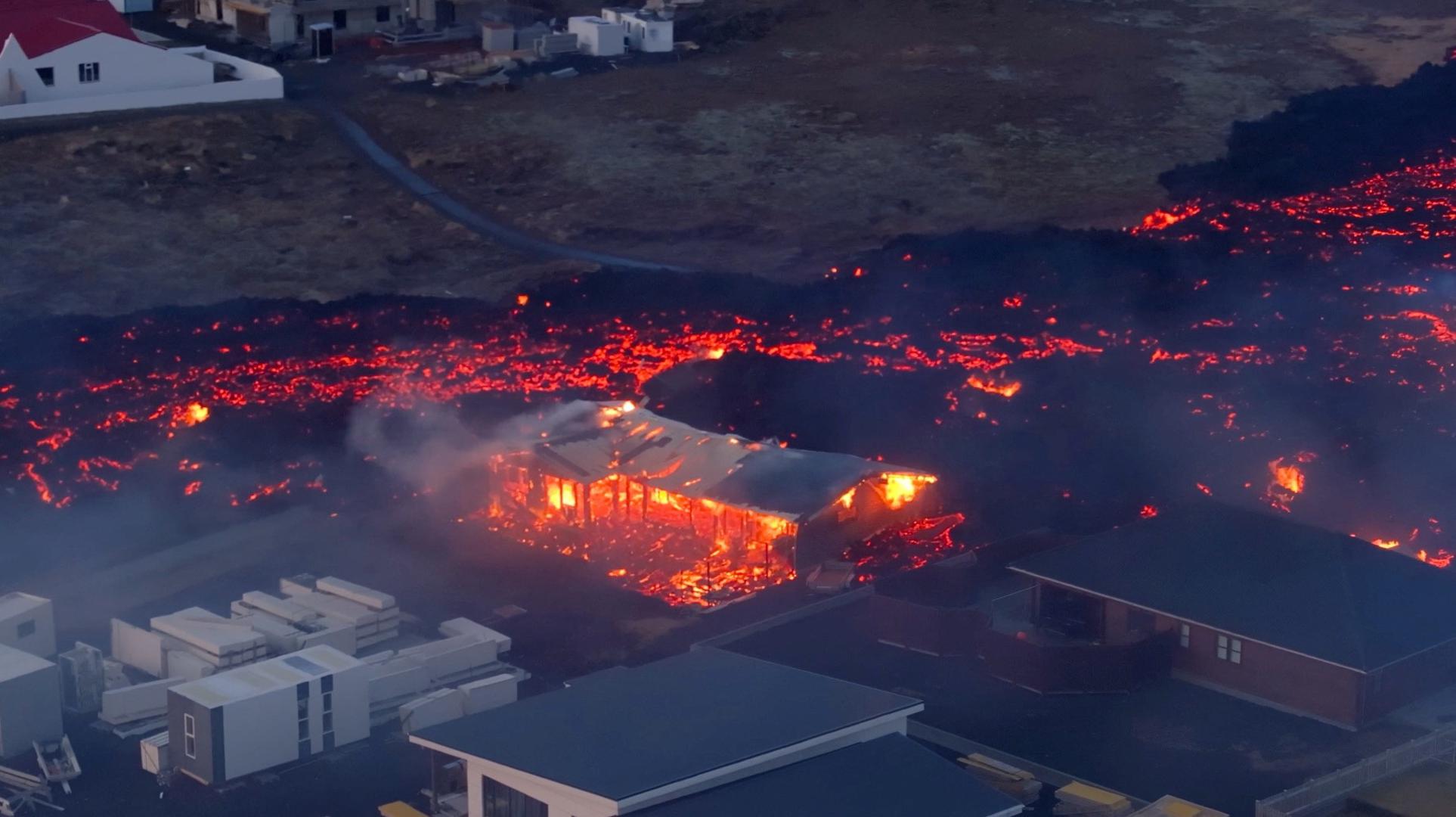 Vulkan na jugozapadu Islanda je u nedjelju erumpirao, a lava je do sredine poslijepodneva došla do okolice manjeg ribarskog grada te zapalila neke kuće. Grad je prethodno evakuiran pa nitko nije bio u opasnosti, rekle su vlasti.