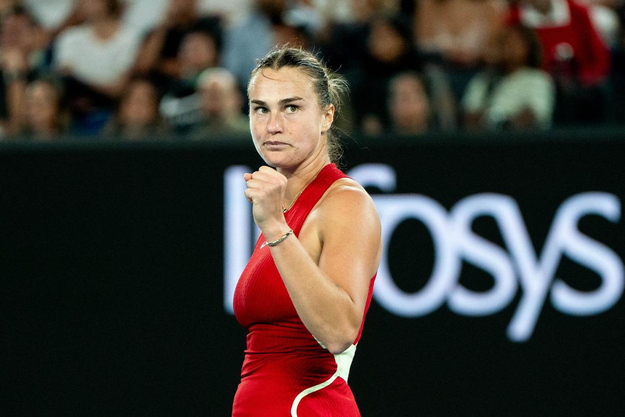 Aryna Sabalenka remporte la finale de l'Open d'Australie face à Zheng Qinwen (6-3, 6-2) à Melbourne