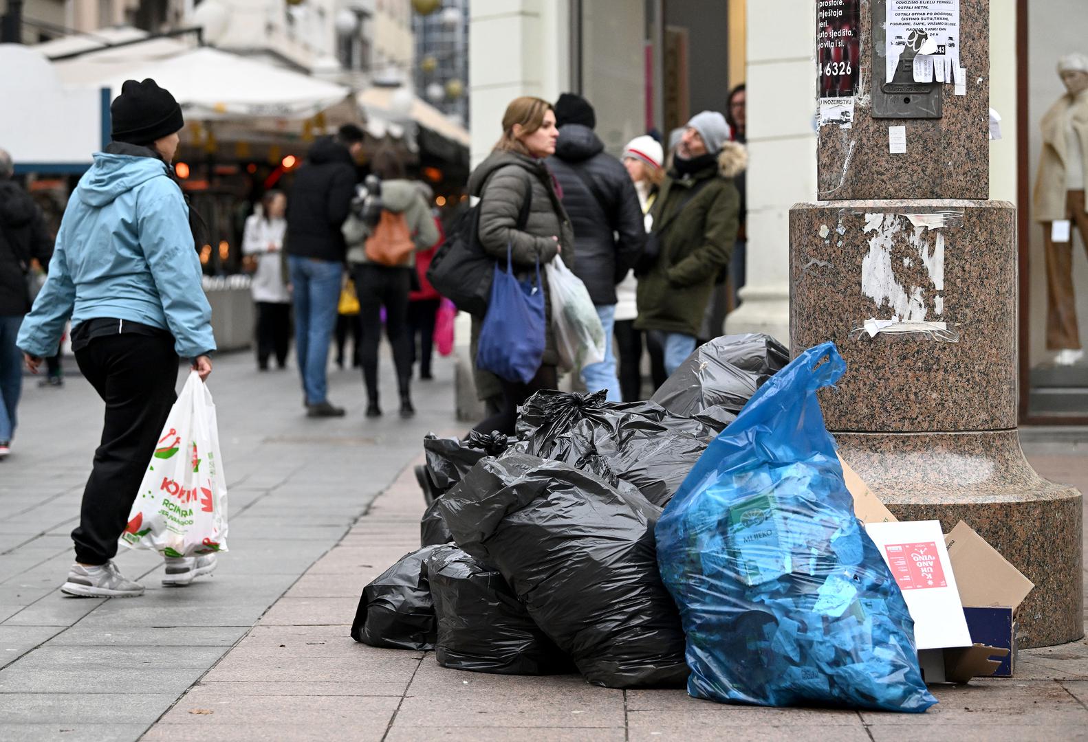 U ovoj galeriji donosimo fotografije koje prikazuju kakvo je stanje na samom Trgu bana Jelačića, ali i u njegovoj neposrednoj blizini znalo biti do sada.