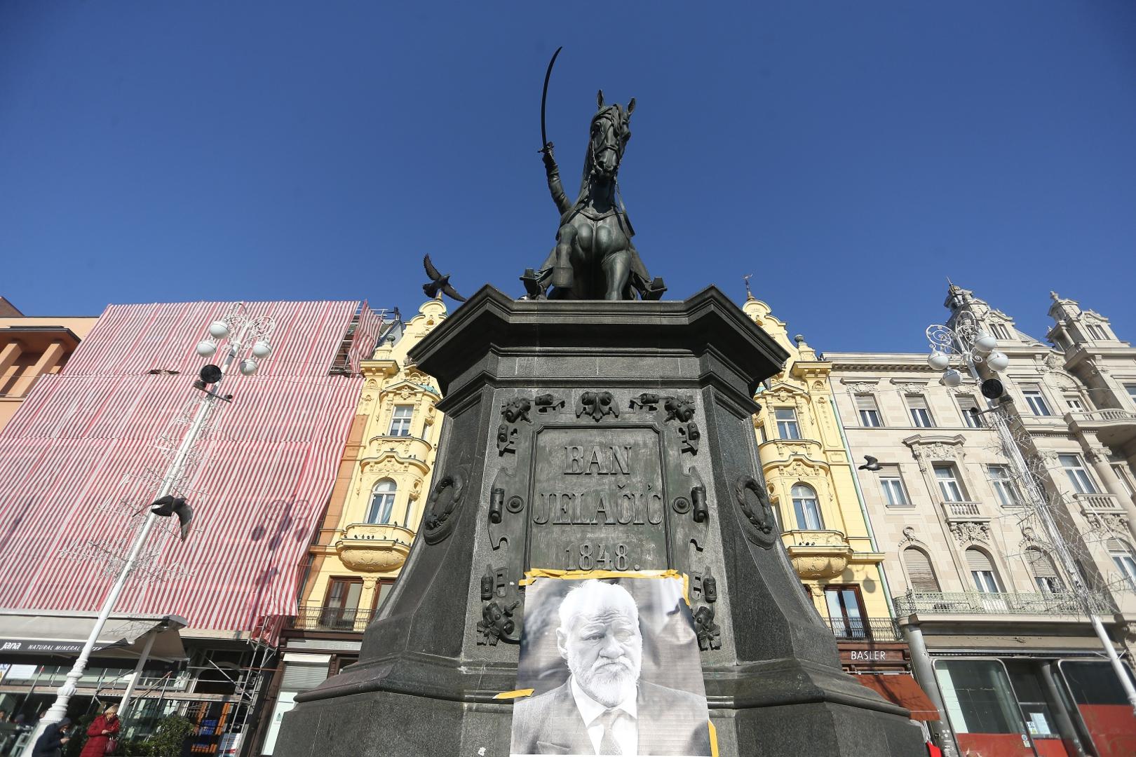 Ispod spomenika banu Jelačiću na glavnom zagrebačkom trgu postavljen je transparent s fotografijom Slobodana Praljka