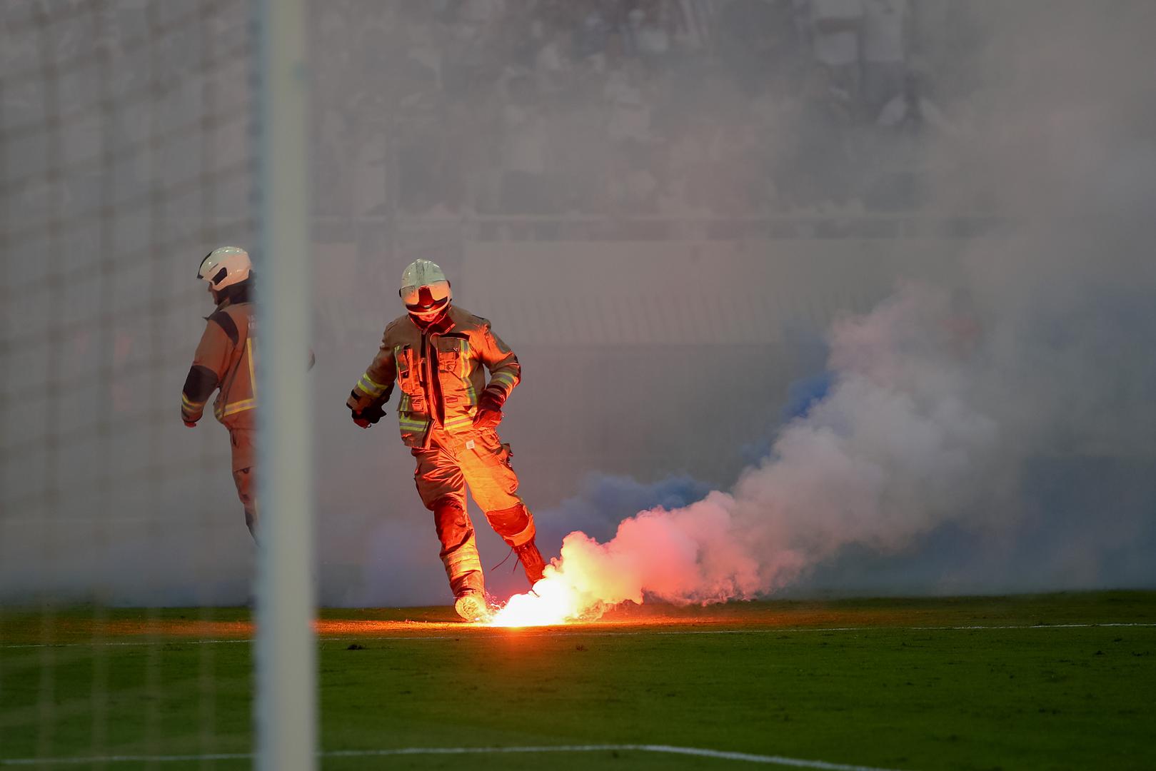  U 76. minuti baklje su se zapalile i na tribini Torcide i na tribini Bad Blue Boysa.