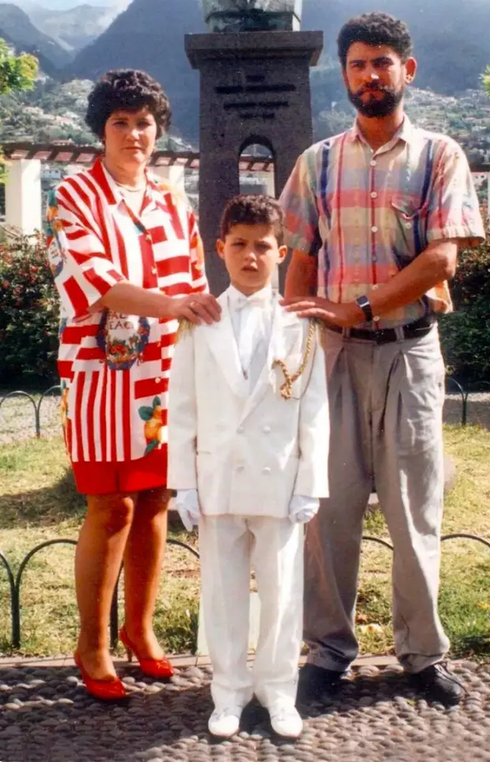 Blještavilo današnjice u potpunoj je suprotnosti s teškim djetinjstvom u Funchalu na portugalskom otoku Madeira. Odrastao je kao najmlađe od četvero djece u skromnoj obitelji, dijeleći jednu sobu s bratom i sestrama. 