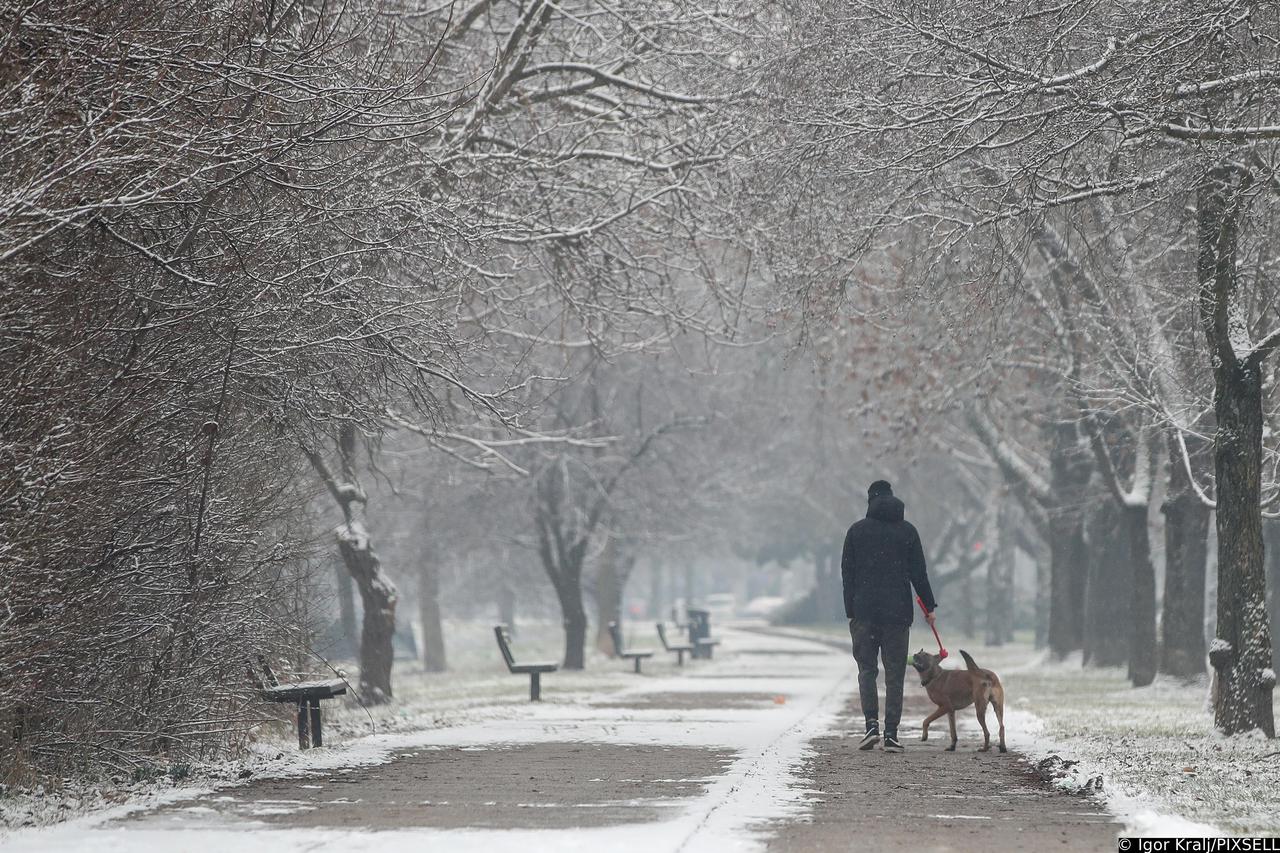 Zagreb: Tek pokoji stanovnik u šetnji Jarunom koji je prekriven snijegom