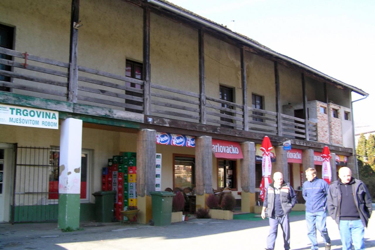 'zagorje - 28.10. 2010., Brestovec Orehovicki, Hrvatska - Kroviste na Vatrogasnom domu u jako je losem stanju, s uglova otpada crijep i trunu grede; a to predstavlja opasnost za skolsku djecu i prolaz