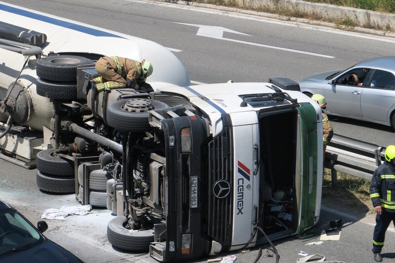 Na rotoru Bilice iz smjera Split - Klis doslo je do prevrtanja teretnog kamiona zbog cega nastaj uvelike guzve u prometu.