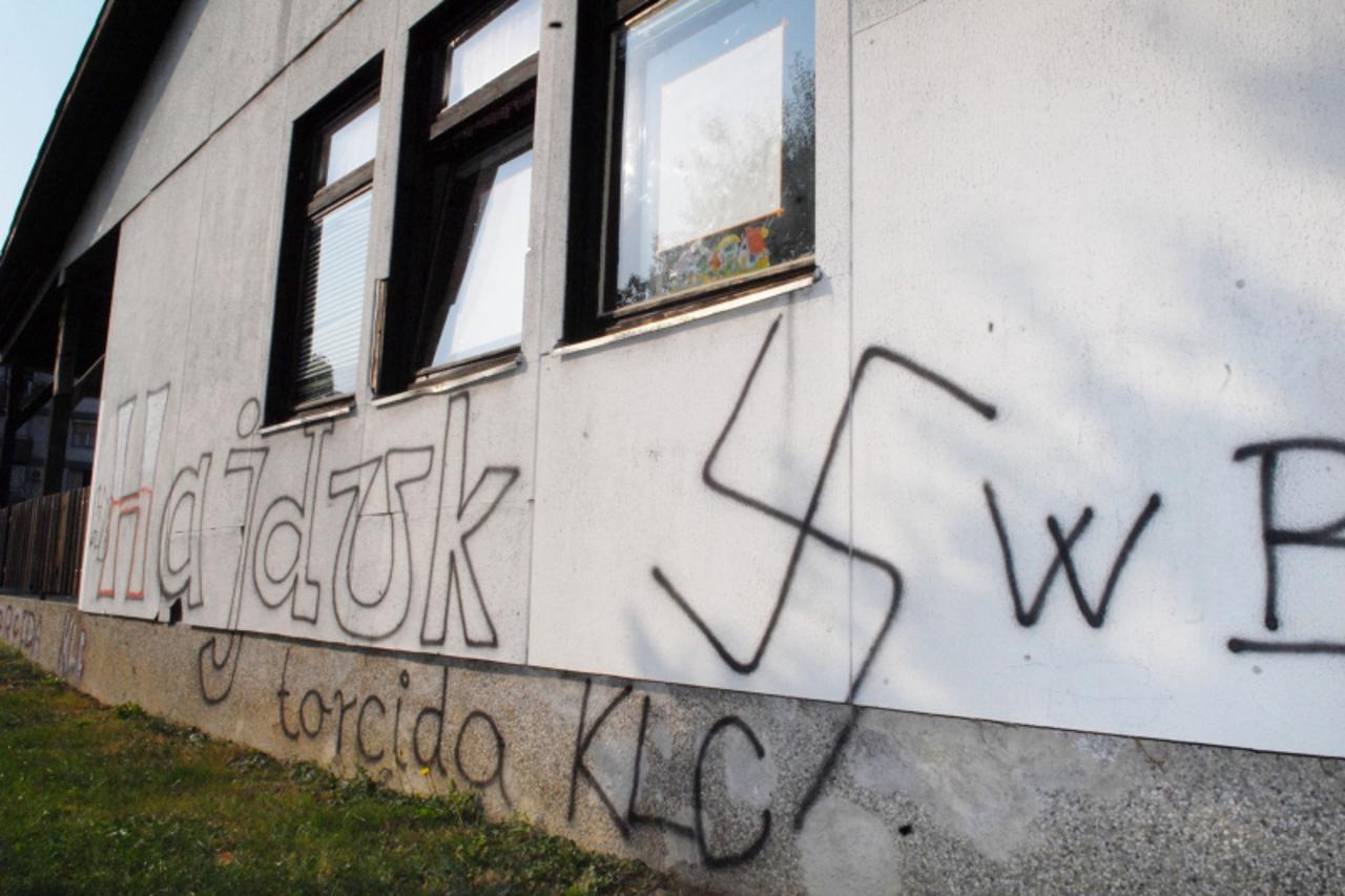 'karlovac na zgradi vrtica rakovac osvanuo kukasti kriz i natpis haduk karlovac, 280909 photo: kristina stedul fabac/VLM'