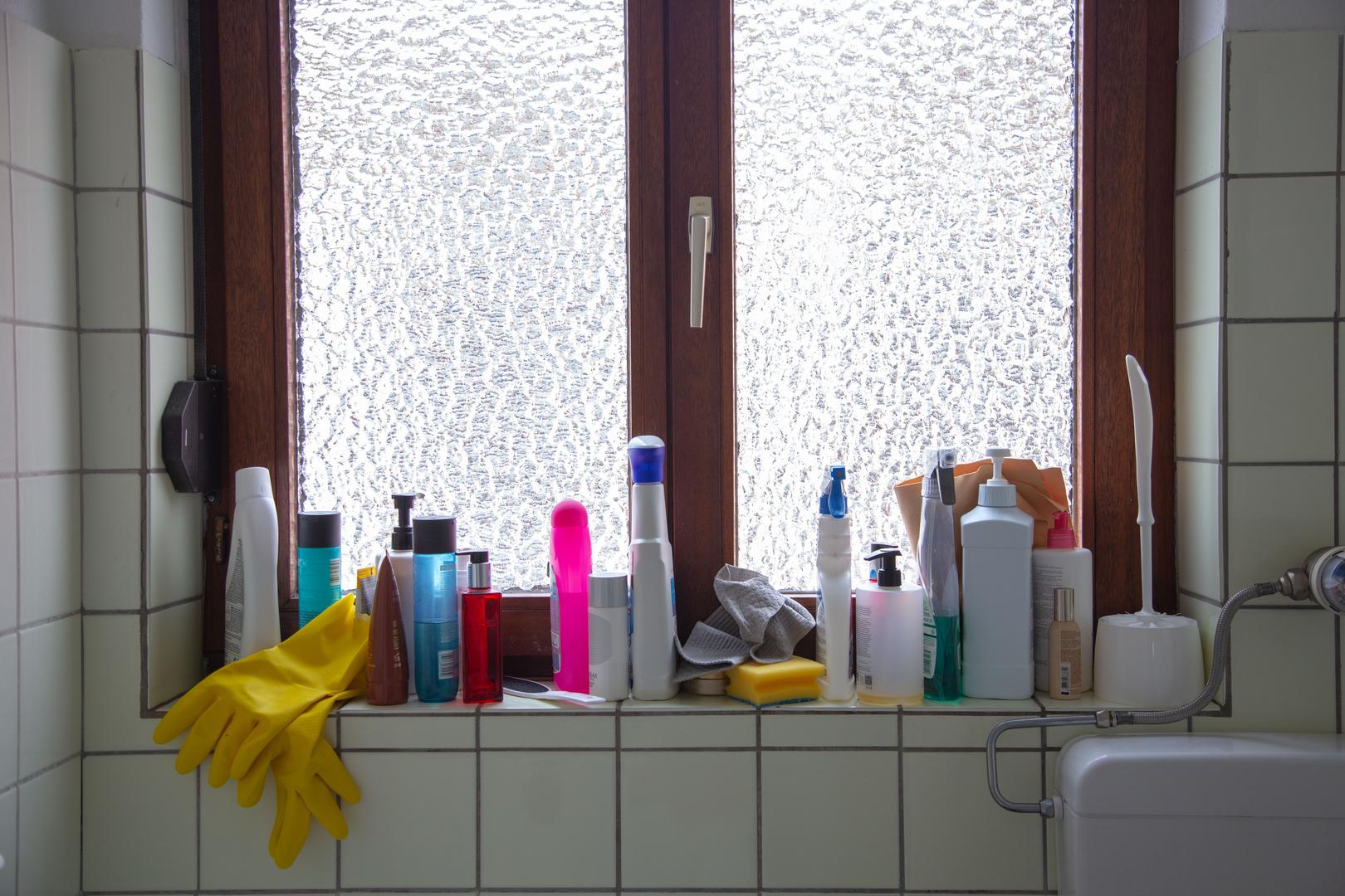 Srećom, stručnjaci su tu da pomognu spriječiti skupe pogreške prije nego što bude prekasno. Soma Pillay, stručnjakinja u Bathroom Cityju, otkrila je da postoji sedam uobičajenih pogrešaka koje većina vlasnika kuća čini, piše The Sun. "Kupaonica može biti jedna od najmanjih prostorija u domu, ali zahtijeva pažljivo održavanje da bi ostala čista i ugodna za korištenje. Pa ipak, čak i uz najbolje namjere, neke svakodnevne navike mogu potkopati vaše napore. Kućanstva bi trebala izbjegavati ove uobičajene pogreške da bi kupaonica bila čista, sigurna i dugotrajna", rekla je Pillay.