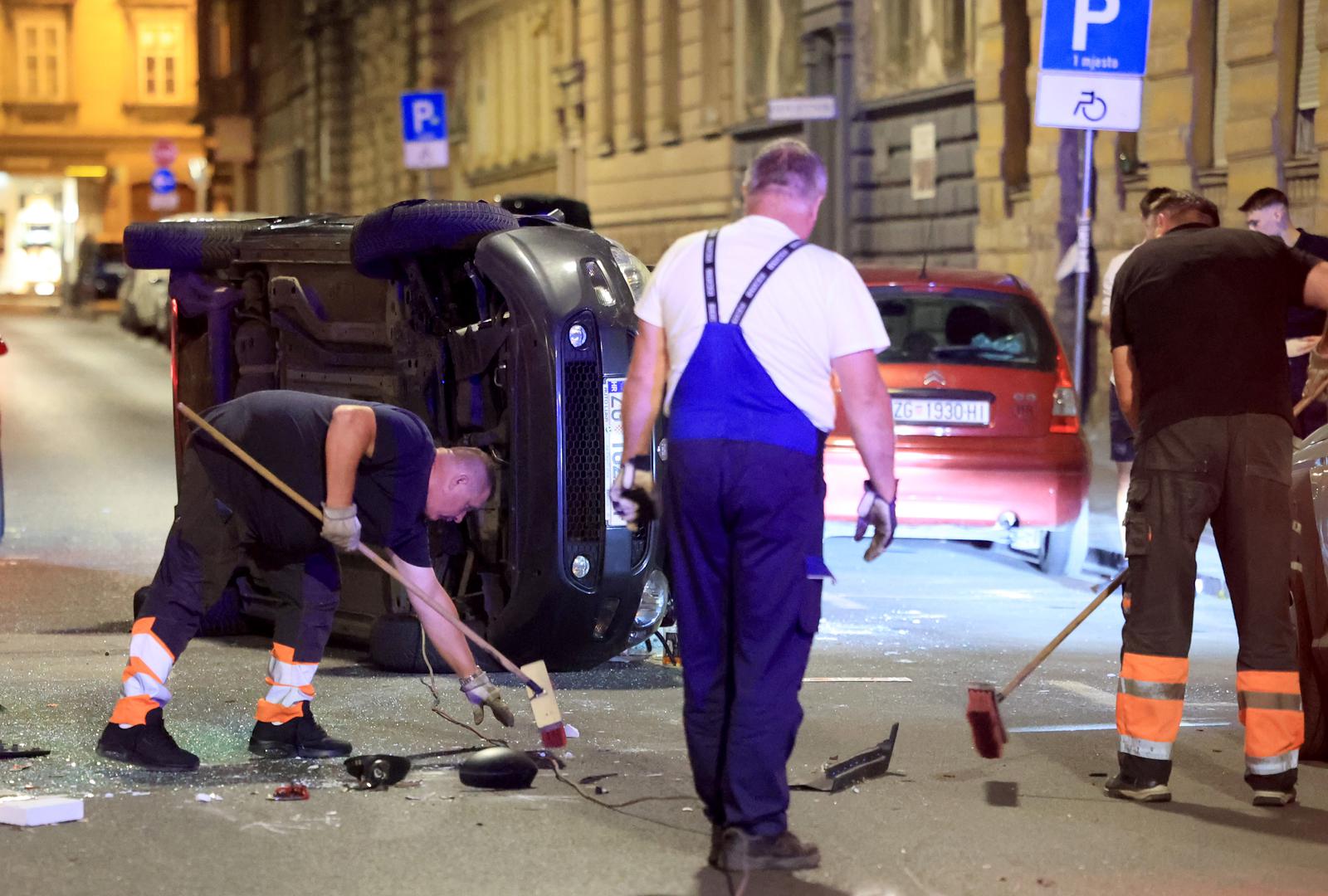U petak navečer, oko 21:10, u zagrebačkoj Medulićevoj ulici dogodila se ozbiljnija prometna nesreća. Vozač osobnog automobila, zbog prebrze vožnje, izgubio je kontrolu nad vozilom, udario u više parkiranih automobila i prevrnuo se na bok. 