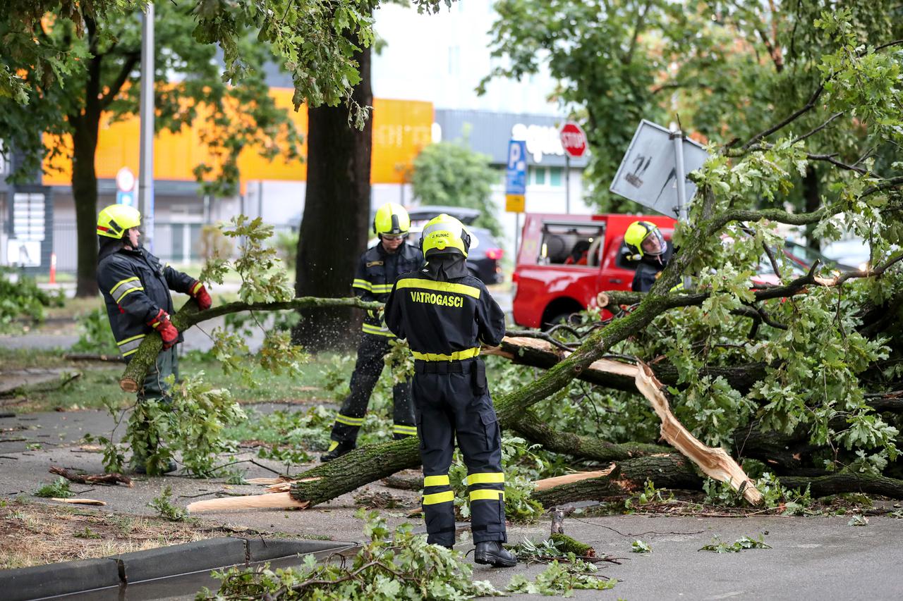 Zagreb: Posljedice snažnog nevremena kod Radničke ceste