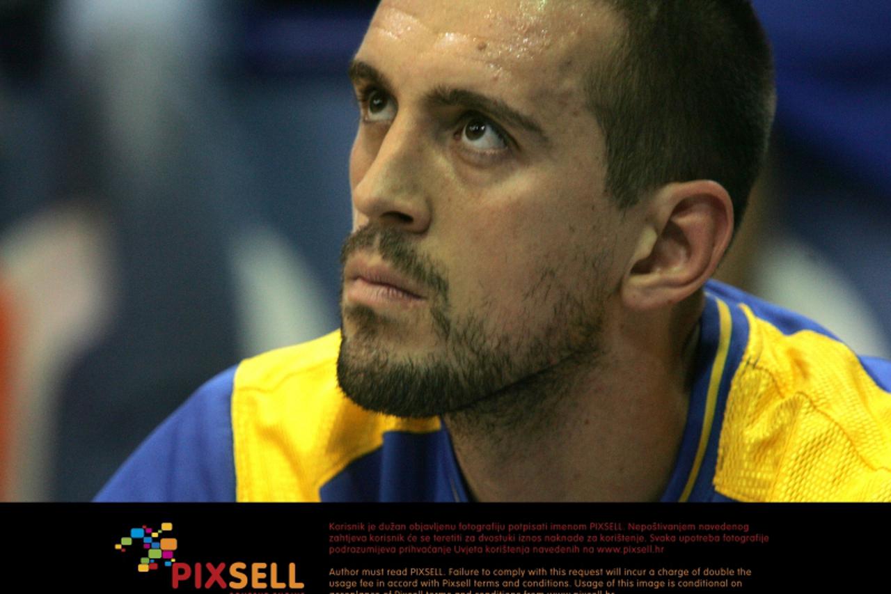 '12.01.2006., Zagreb - Nikola Vujcic na kosarkaskoj utakmici Cibona-Maccabi.  Photo: Robert Anic/24sata'