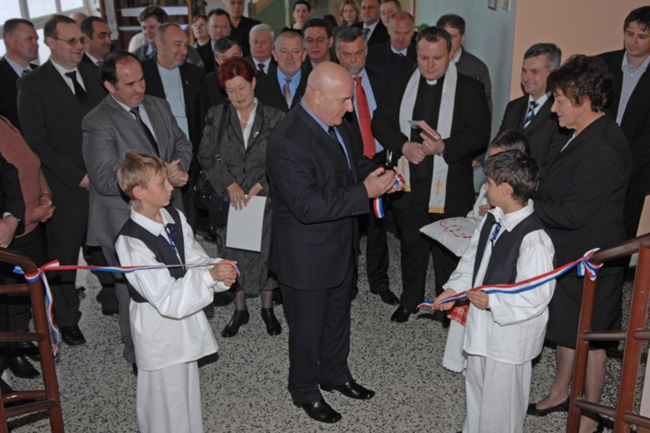 '30.11.2010. Osnovna skola Vladimir Nazor, Budinscina - Svecanost otvorenja novosagradenih prostora i novog krovista skole. Nove prostore svecano je otvorio podpredsjednik Hrvastkog Sabora Ivan Jarnja