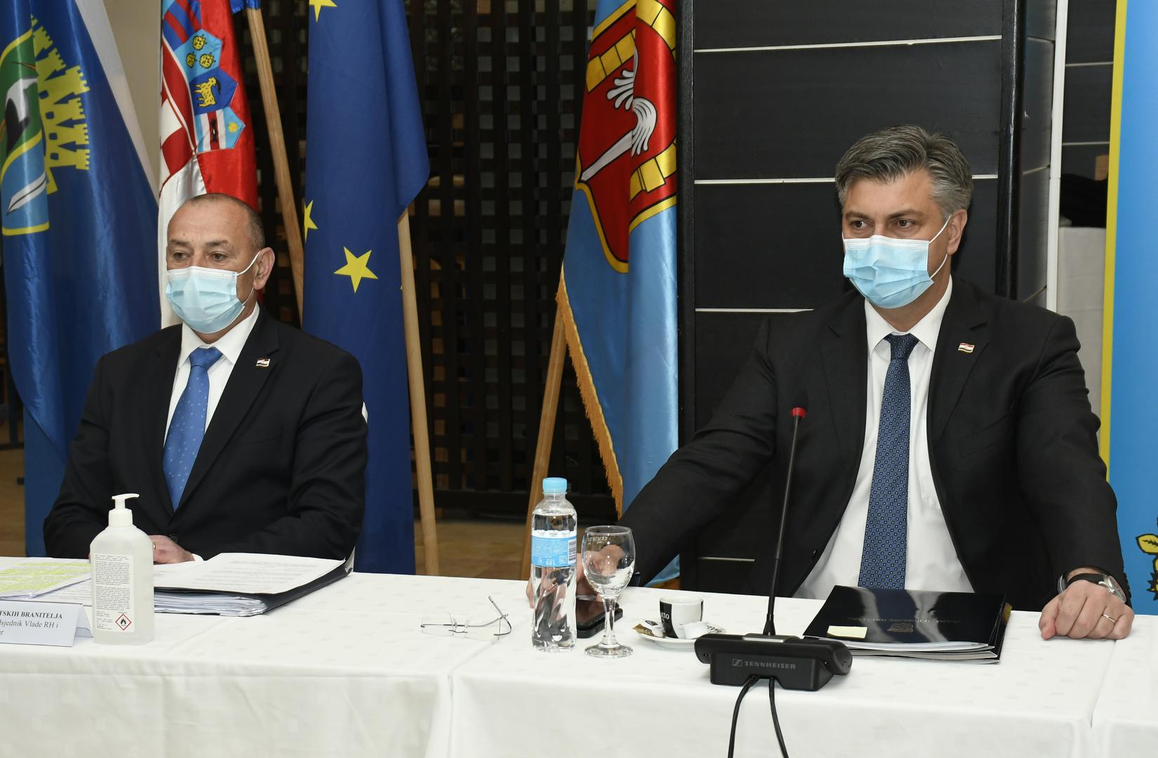 19.04.2021.,Topusko - Predsjednik Vlade Andrej Plenkovic sudjelovao je  na sastanku Stozera civilne zastite Republike Hrvatske u dijelu koji se odnosi na otklanjanje posljedica katastrofe uzrokovane potresom na podrucju Sisacko-moslavacke, Zagrebacke i Karlovacke zupanijePhoto: Nikola Cutuk/PIXSELL