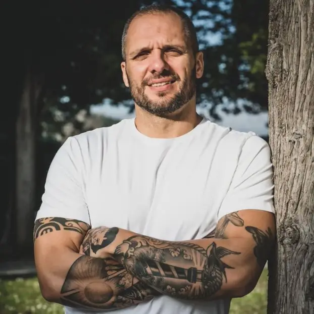Arsen Košta danas vodi obiteljski život van svjetla reflektora. Nakon showa, postao je kondicijski trener i predavač na fakultetu. 