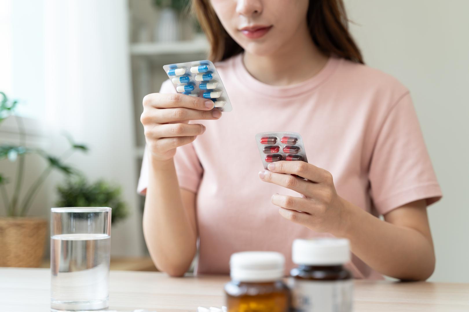U rijetkim slučajevima, kada su ljudi konzumirali značajnu količinu kave u kratkom razdoblju, tada to čak može doprinijeti serotoninskom sindromu, odnosno ozbiljnoj interakciji lijekova uzrokovanoj visokom razinom serotonina u tijelu. Simptomi mogu varirati od blagih do teških, uključujući zbunjenost, uznemirenost, ubrzan rad srca, pretjerano znojenje i drhtanje te ih treba odmah liječiti.