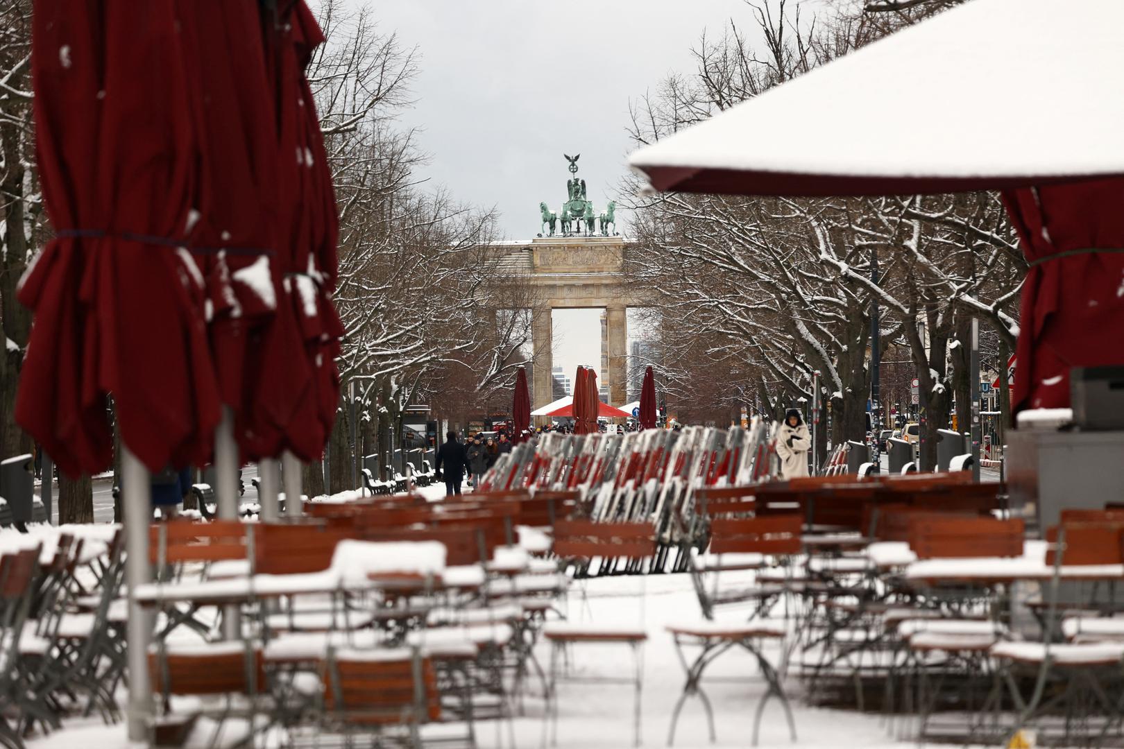 Snow covers the streets and tables near the Brandenburg Gate in Berlin, Germany January 16, 2024. REUTERS/Liesa Johannssen Photo: LIESA JOHANNSSEN/REUTERS