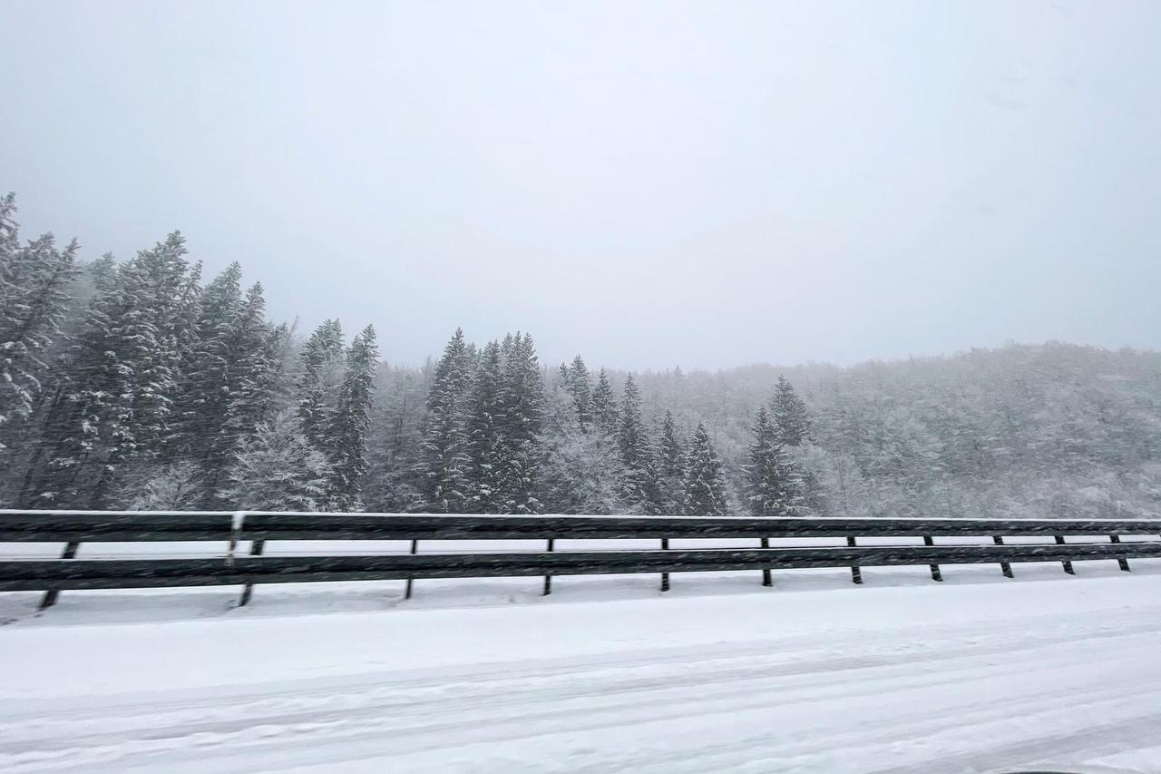 Gusti snijeg i poledica otežavaju prometovanje na autocesti A6 Zagreb - Rijeka