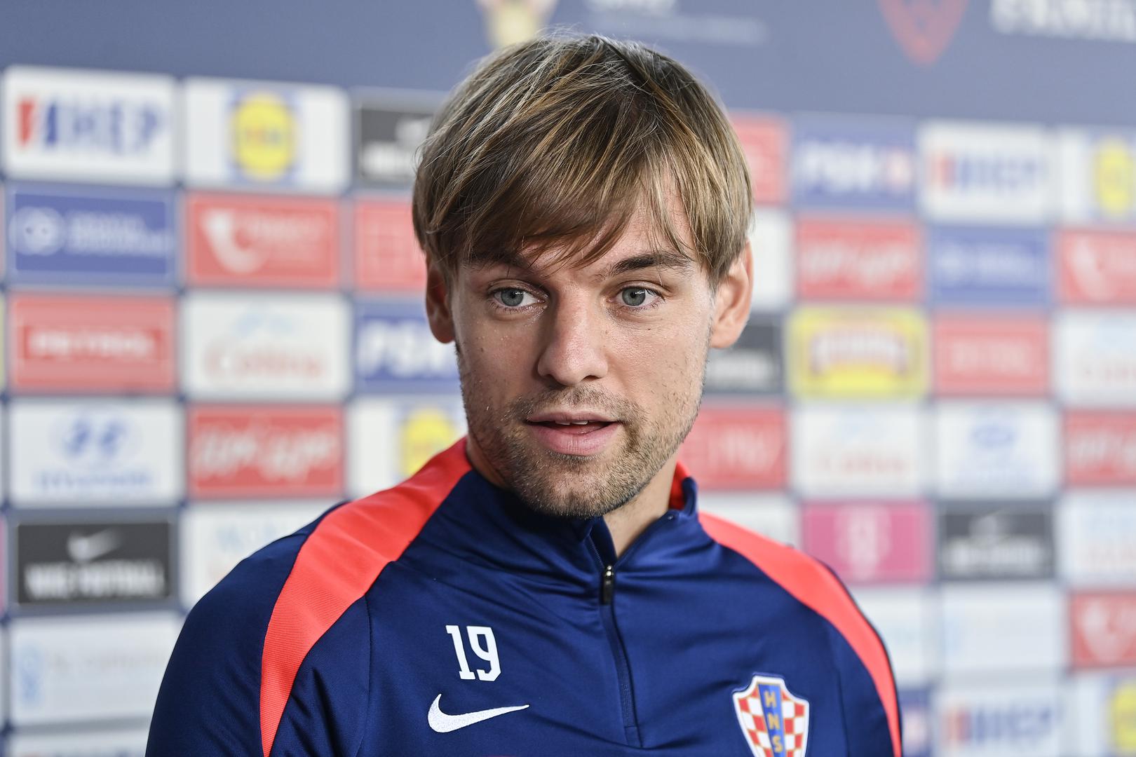  Ondje je pokazao svoju novu frizuru. 