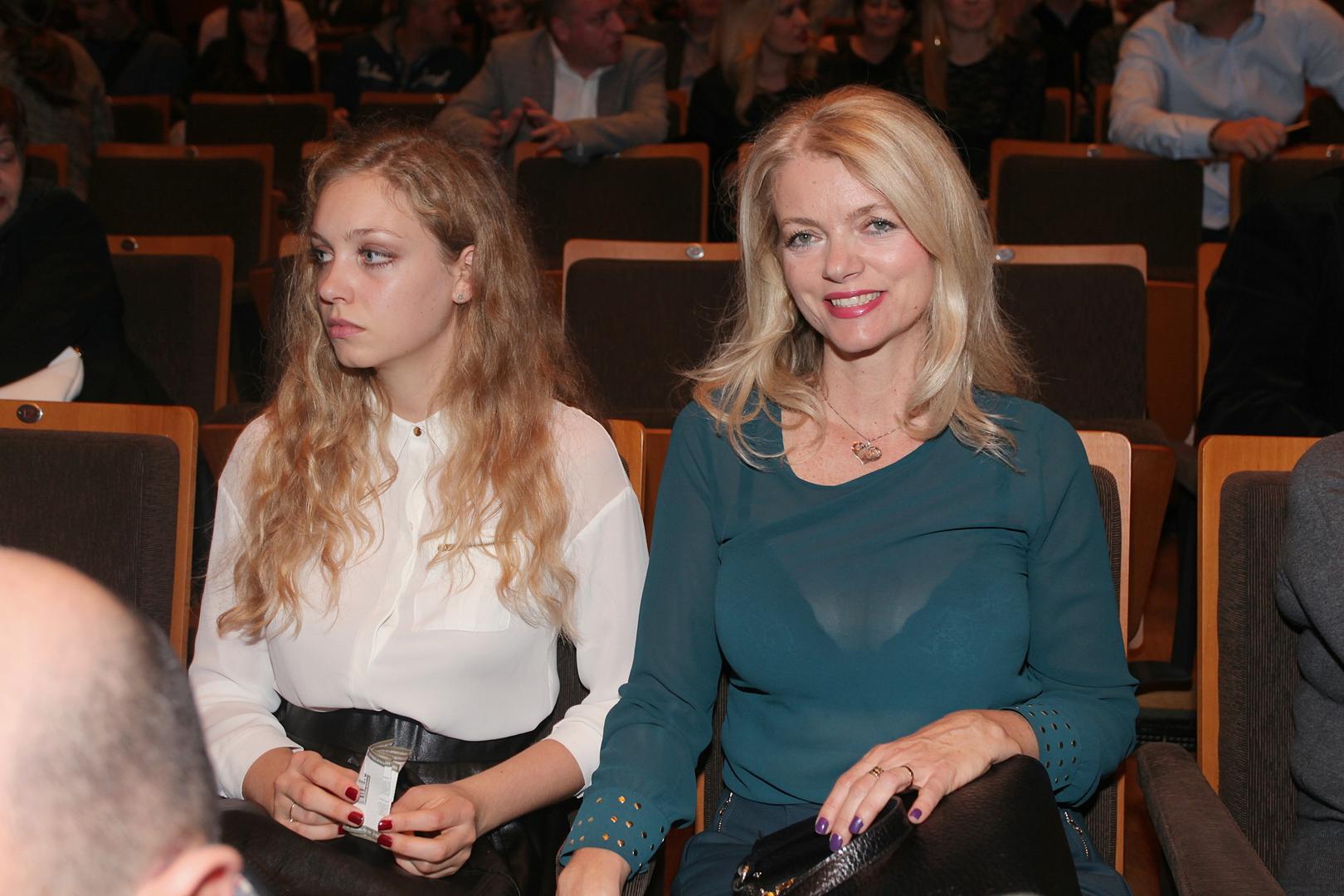 Paralelno s praktičnim iskustvom, Hana je gradila i formalno glazbeno obrazovanje. Završila je studij kompozicije i glazbene teorije na Glazbenoj akademiji u Splitu, stekavši titulu magistre. Njezina svestranost očitovala se i kroz interese za slikanje i pisanje, no skladanje je ipak ostalo njezina najveća strast.