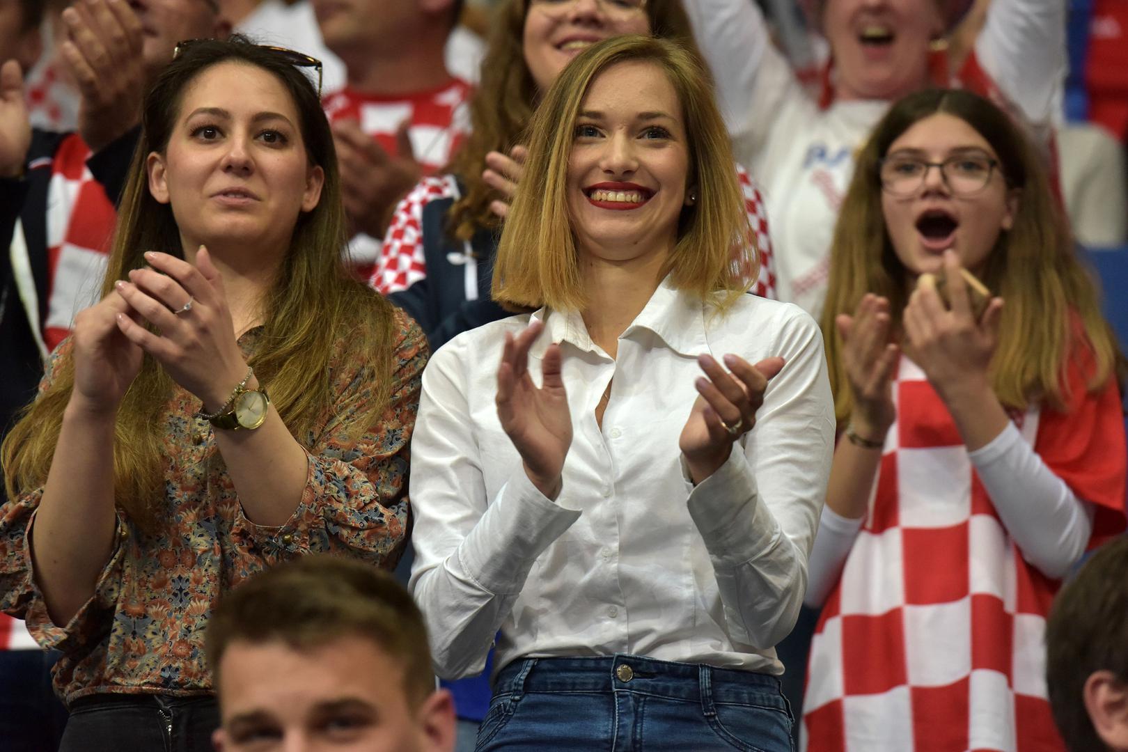 Hrvatska rukometna reprezentacija svladala je u zadarskom Višnjiku Srbiju sa 27:23. 