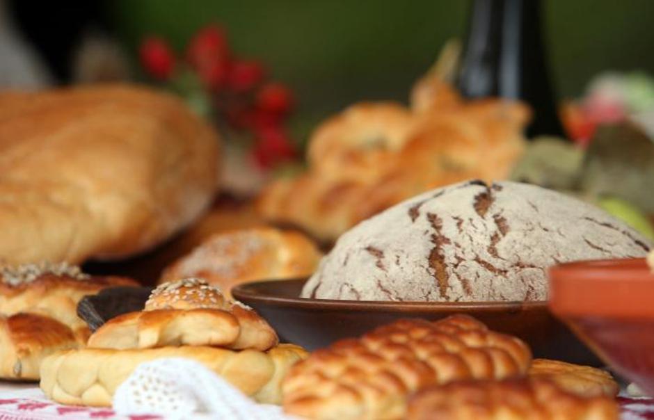 '29.09.2013., Zagreb - Ucenici i ucitelji zagrebackih osnovnih skola na standovima u Remetama povodom Dana kruha izlozili su kruh, kolace i peciva koje su znatizeljni posjetitelji, bez obzira na kisu,