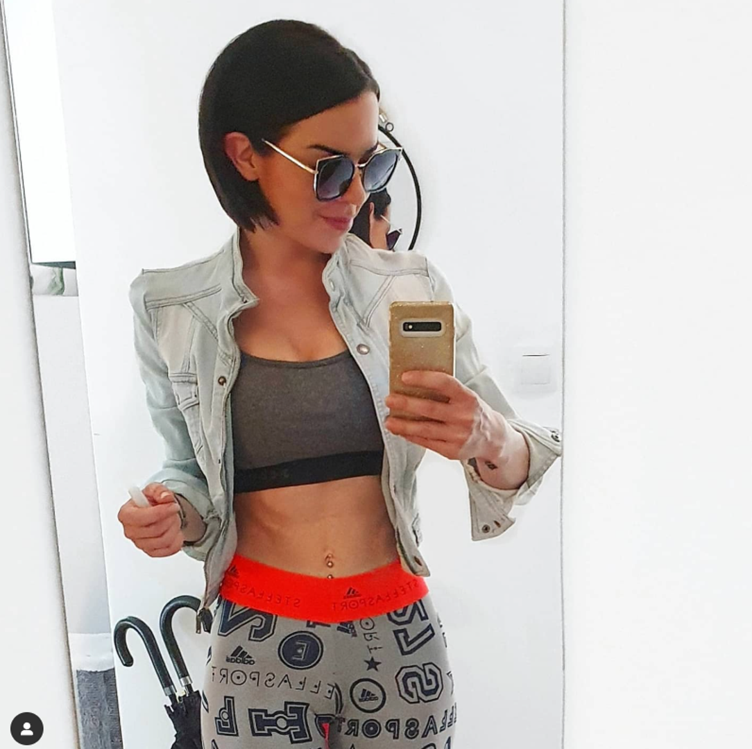 Strast prema body modificiranju rezultirala je s više od 20 piercinga, s prvim još u 13. godini. 