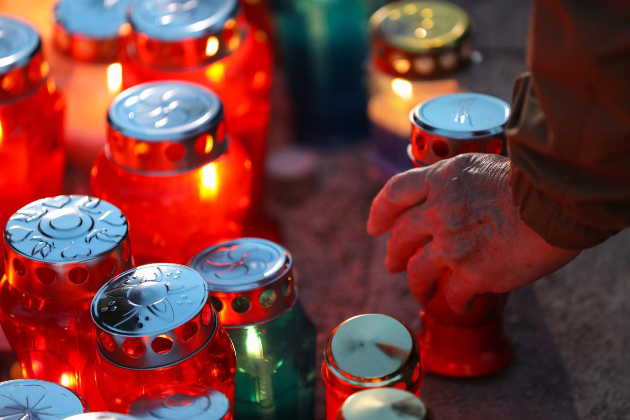 Građani u večernjim satima na groblju Mirogoj pale svijeće za svoje najmilije