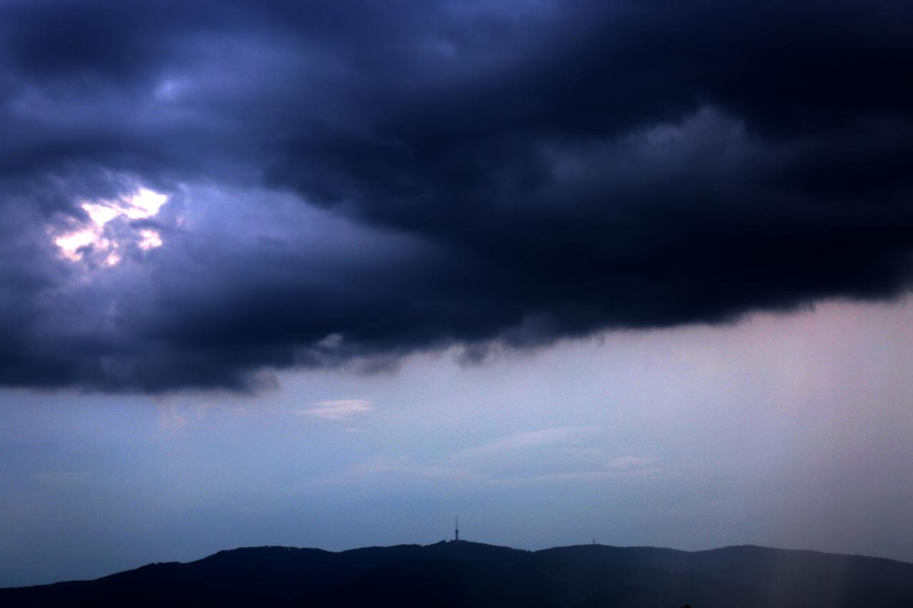 Obla?no i tmurno nebo iznad Zagreba