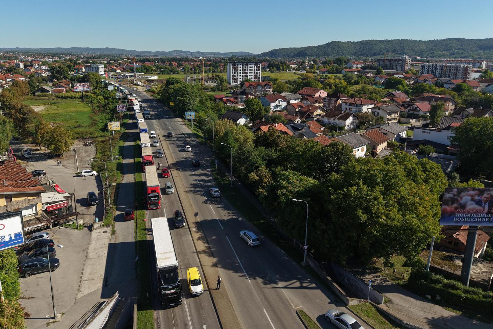 Prema informacijama bosanskohercegovačkog auto-moto kluba (BIHAMK), od šest sati blokirani su prilazi carinskim terminalima na graničnim prijelazima ka Hrvatskoj - Izačić, Velika Kladuša, Kamensko, Bijača, Orašje i Bosanski Šamac kao i na pet prijelaza prema Srbiji.