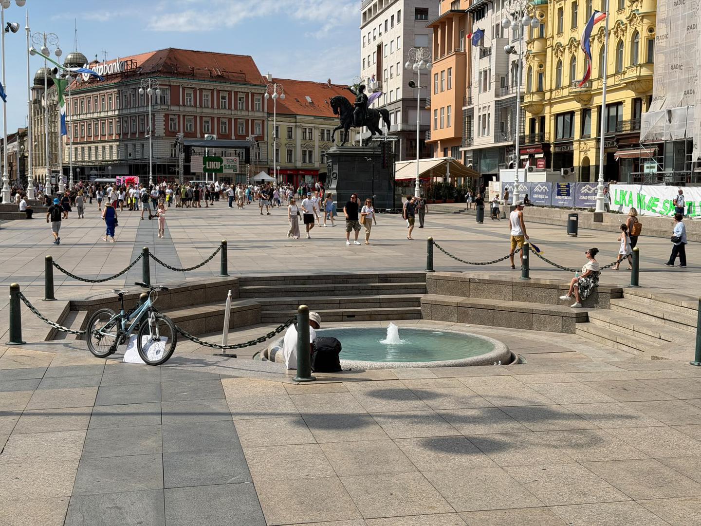 Povorka je nešto nakon 11 sati krenula s Trga kralja Tomislava prema Trgu bana Josipa Jelačića, gdje je u podne počeo službeni program. Središnji zagrebački trg bio je ispunjen prosvjednicima koji su skandirali "Hrvatska, Hrvatska", a s pozornice su odaslane poruke da se slučaj ilegalno odloženog otpada mora hitno riješiti te da odgovorni moraju snositi posljedice. Prosvjednici su nosili brojne transparente i mahali hrvatskim zastavama. 