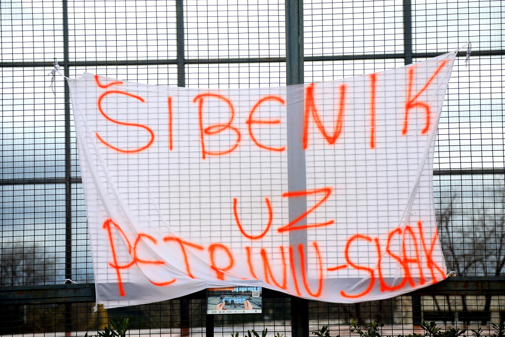 "Šibenik uz Petrinju i Sisak", piše na transparentu.