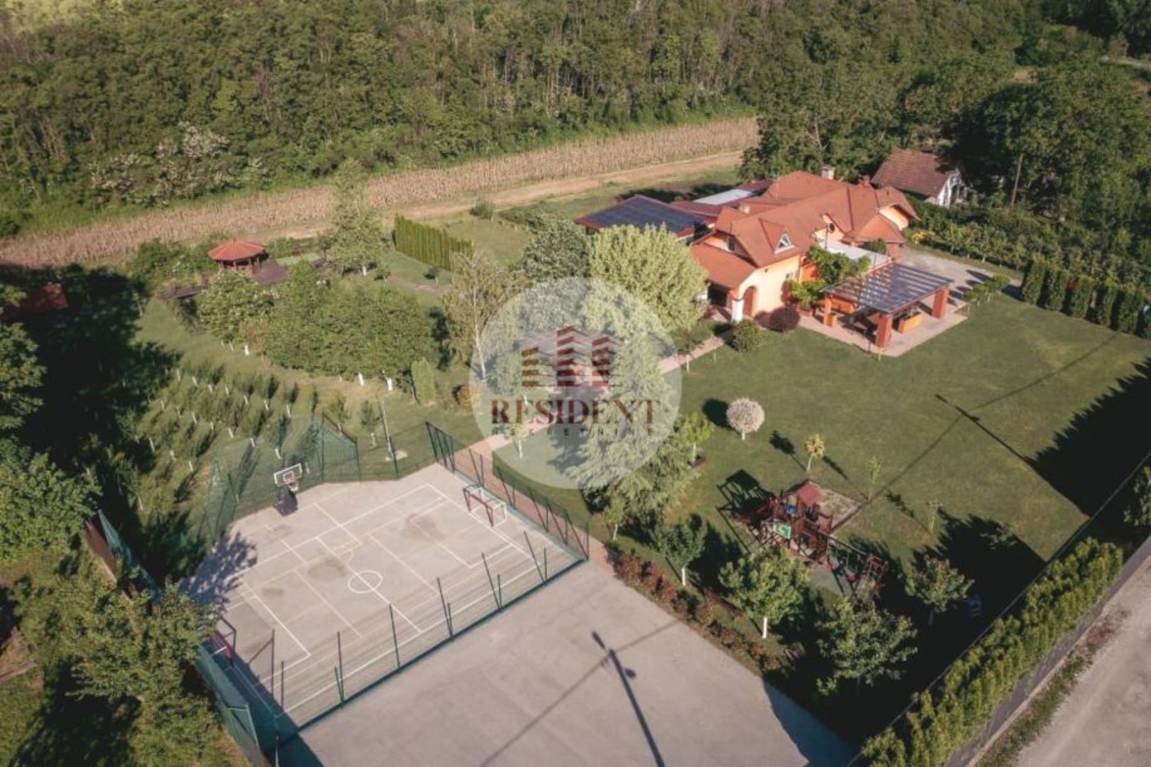  Smještena je na pola puta između Vinkovaca i Vukovara, uz prometnicu D55.