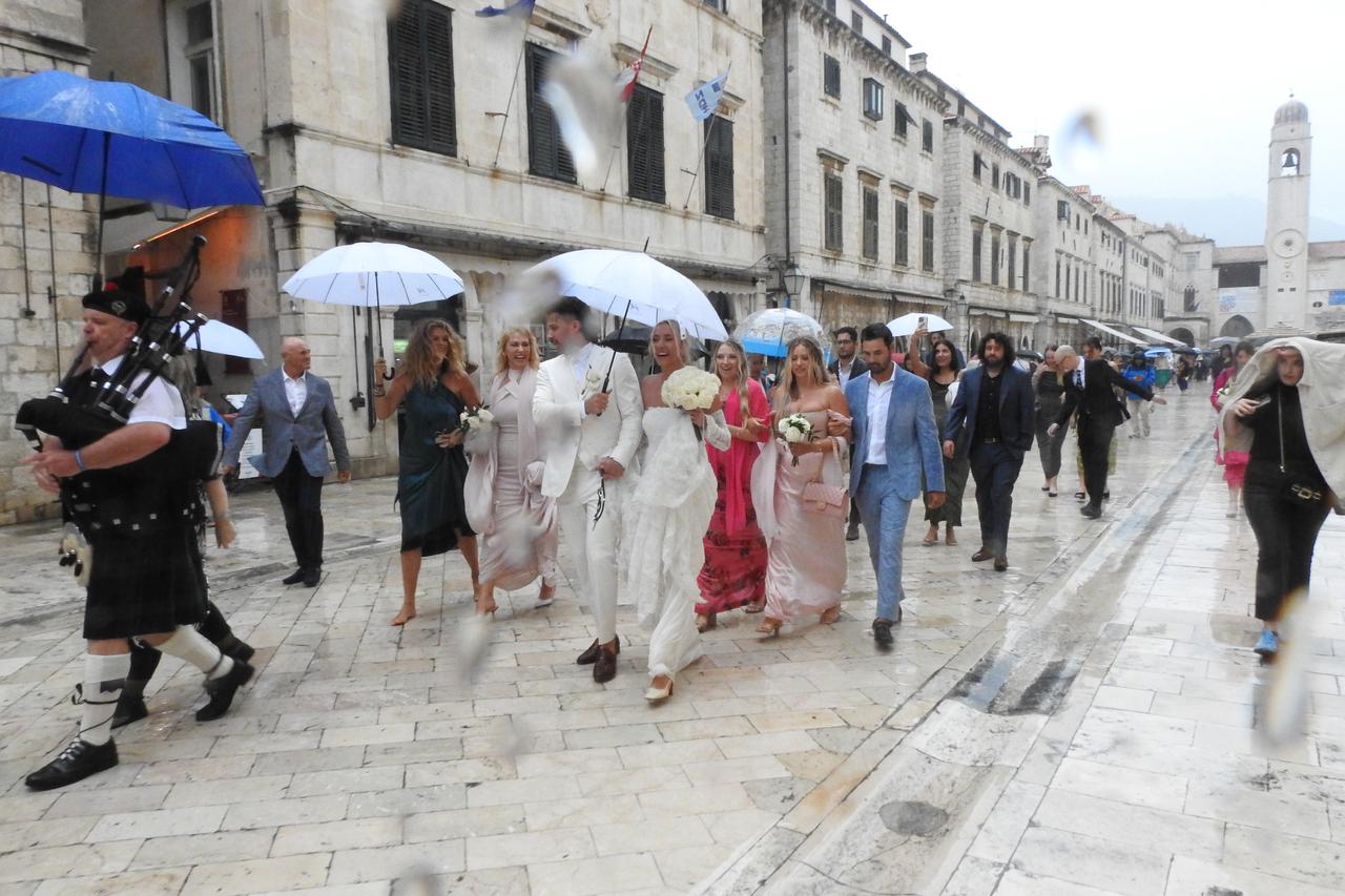 Dubrovnik: Gosti dolaze na Lovrijenac na zabavu nakon vjenčanja Nicole Artukovich i Liama Stewarta