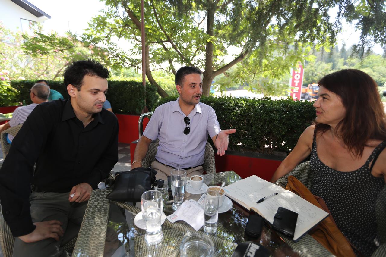 08.07.2015., Vrgorac - Grad u ozracju nadolazecih prijevremenih izbora za gradonacelnika i gradsko vijece grada Vrgorca koji su nedelju. Vidljiva bitka medju kandidatima je ona plakatima i banerima postavljenim na prometnicama. Novinarka Slavica Vukovic u