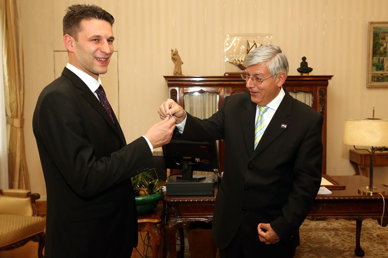 14.10.2016., Zagreb - Predsjednik 8. saziva Hrvatskog sabora Zeljko Reiner predao je saborske kljuceve novom predsjedniku Bozi Petrovu.  Photo: Robert Anic/PIXSELL