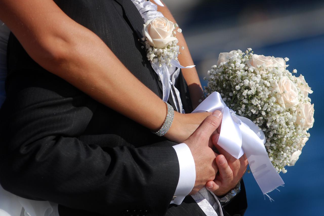 Iznenađujuće je koliko mladih žena odustaje od ulaganja truda i vremena u emotivnu vezu, te radije plaćaju glumce kako bi im bili savršeni zaručnici