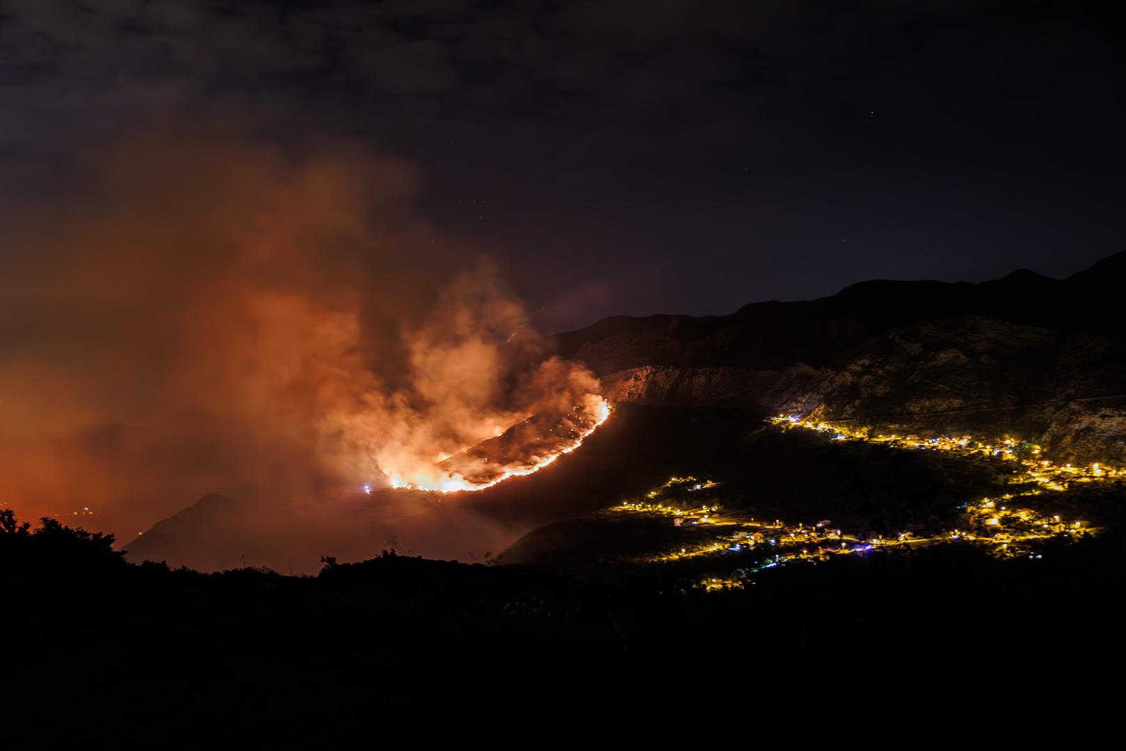 Vatra je izbila na više lokacija, a najteže je bilo na području Gornje Podstrane i Žrnovnice, gdje su gorjeli trava, nisko raslinje i šuma.