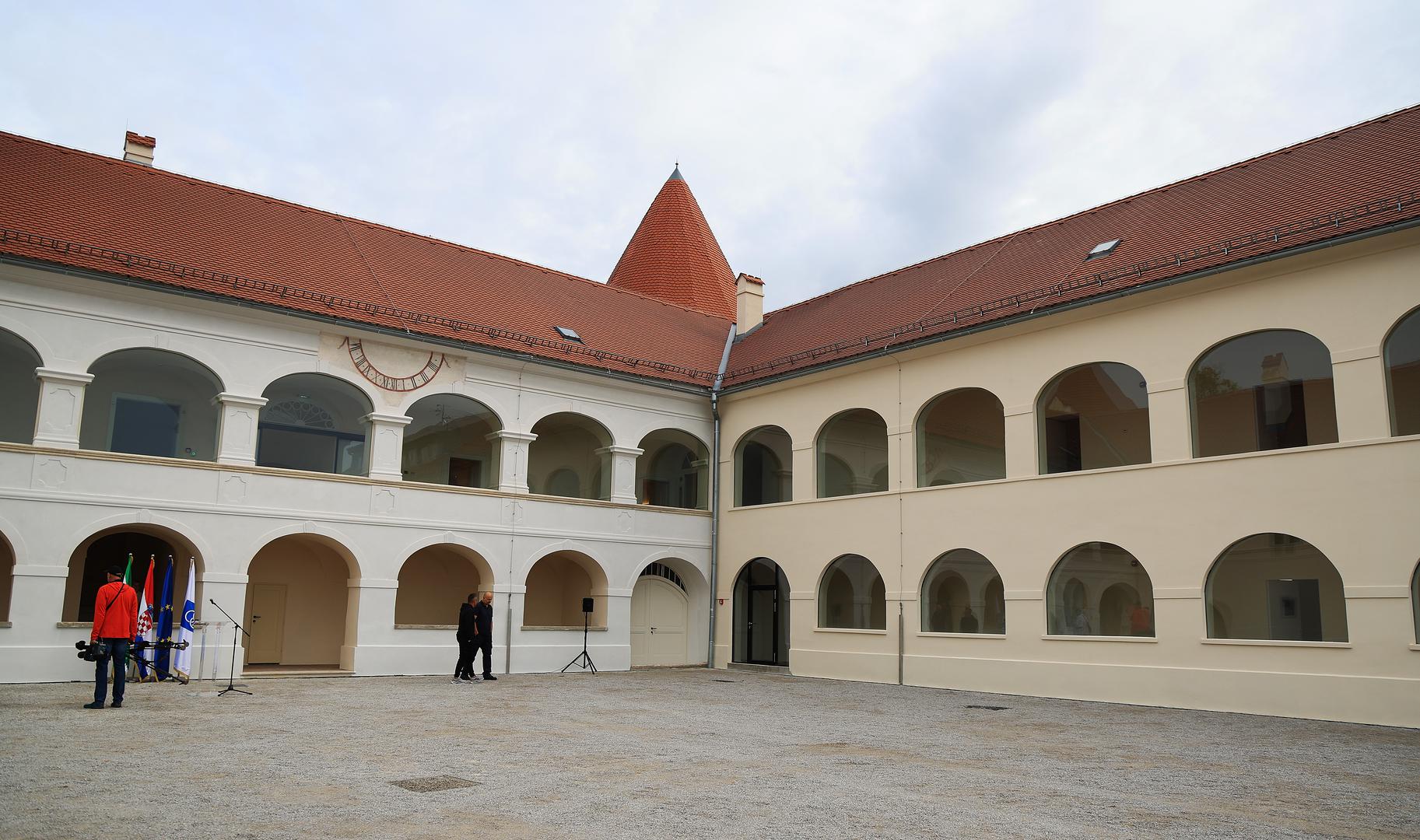 Posebno mračno razdoblje stiglo je u 20. stoljeću, kada je kompleks korišten kao mjesto zatočenja.  Postao je poznat po sudskih presudama za mučenja tijekom ranih devedesetih kada stječe nadimak "Krvavi dvorac" 