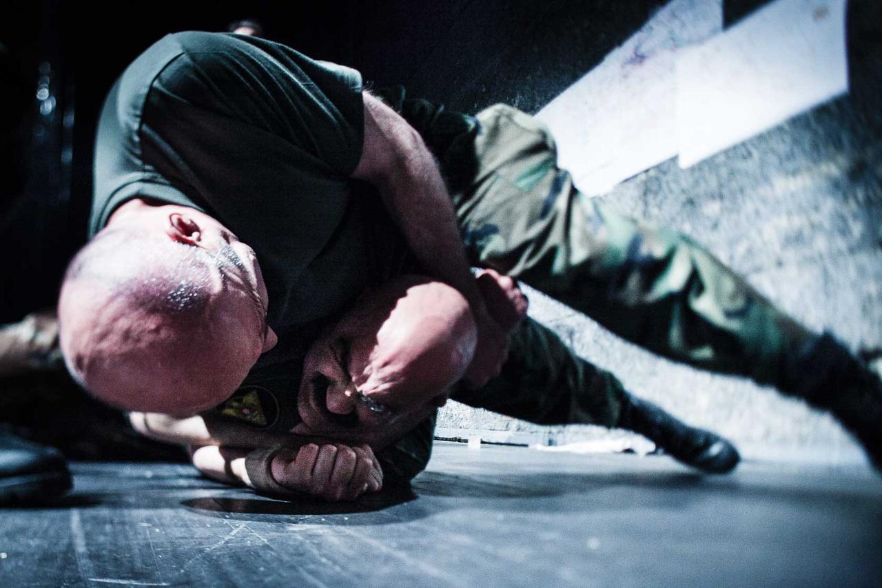 Brutalna scena premlaćivanja Dedakovića - Milivoj Beader kao Jastreb i Sreten Mokrović kao Tus  