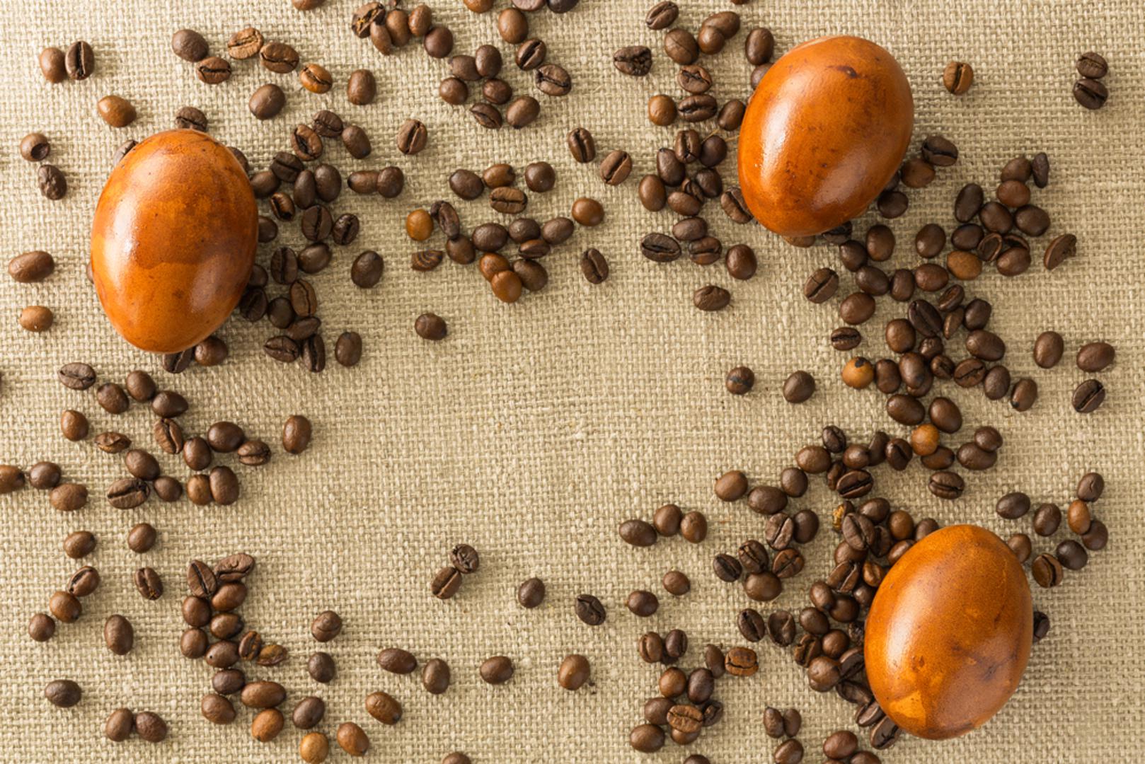 Kava ili crni čaj: Kava i jaki crni čaj mogu jaja obojiti u nježne smeđe i bež tonove, što je idealno za one koji vole prirodan, jednostavan izgled. Potrebno je skuhati jaču kavu ili čaj te u toj tekućini ostaviti jaja da prime boju. Ovakve pisanice možda neće biti jarke, ali će imati vrlo elegantan i nenametljiv izgled.