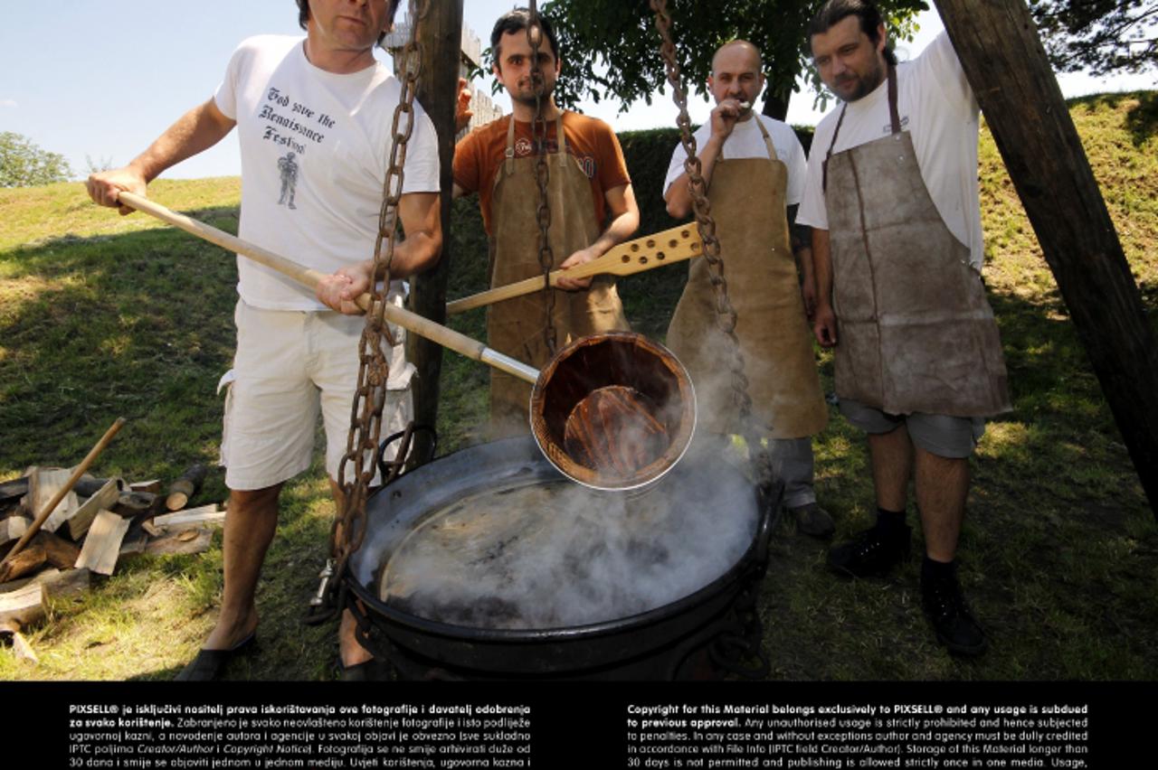 '15.06.13., Koprivnica - Novitet na ovogodisnjem Renesansnom festivalu su renesansni pivari, koji su danas na koprivnickom bedemu prezentirali kuhanje pive s okusom koprive.  Photo: PIXSELL'