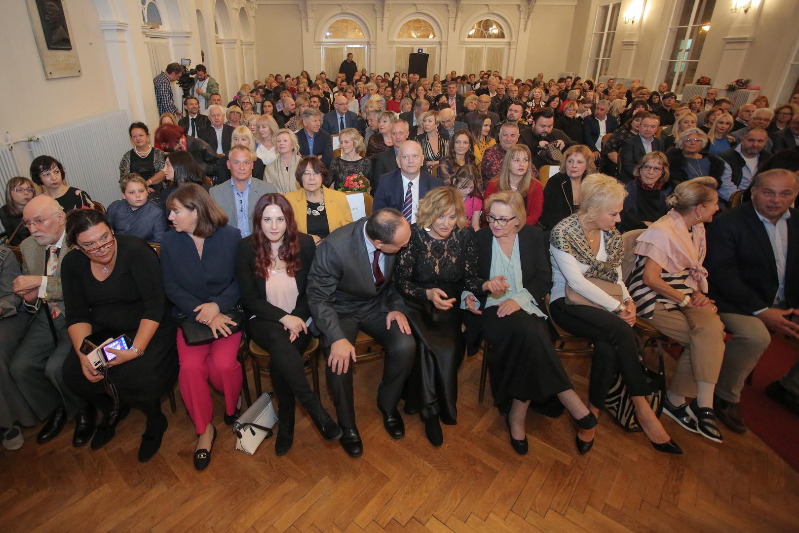 "Iako imam 60 godina, drago mi je da još uvijek imam tako vitalnu mamu. Oduvijek je bila brižna mama. Mogla je imati i puno veću inozemnu karijeru, ali je odlučila prije svega biti majka. Puno je volim", rekao je Alan, a njegove su riječi Terezu dirnule do suza.