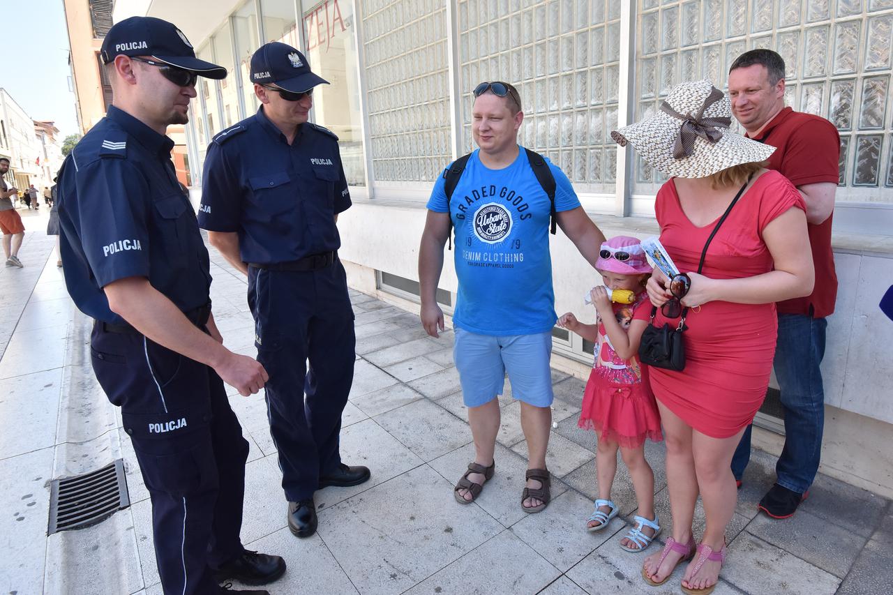 02.07.2015., Zadar - Hrvatskim policajcima i ove ce sezone pomagati kolege iz Poljske i Madjarske jer kako kazu iz policije,  turisti iz ovih zemalja pozitivno reagiraju kad vide poznate uniforme.   Photo: Dino Stanin/PIXSELL