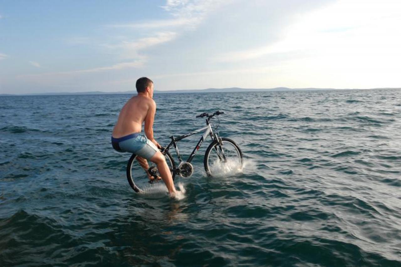 S biciklima u more